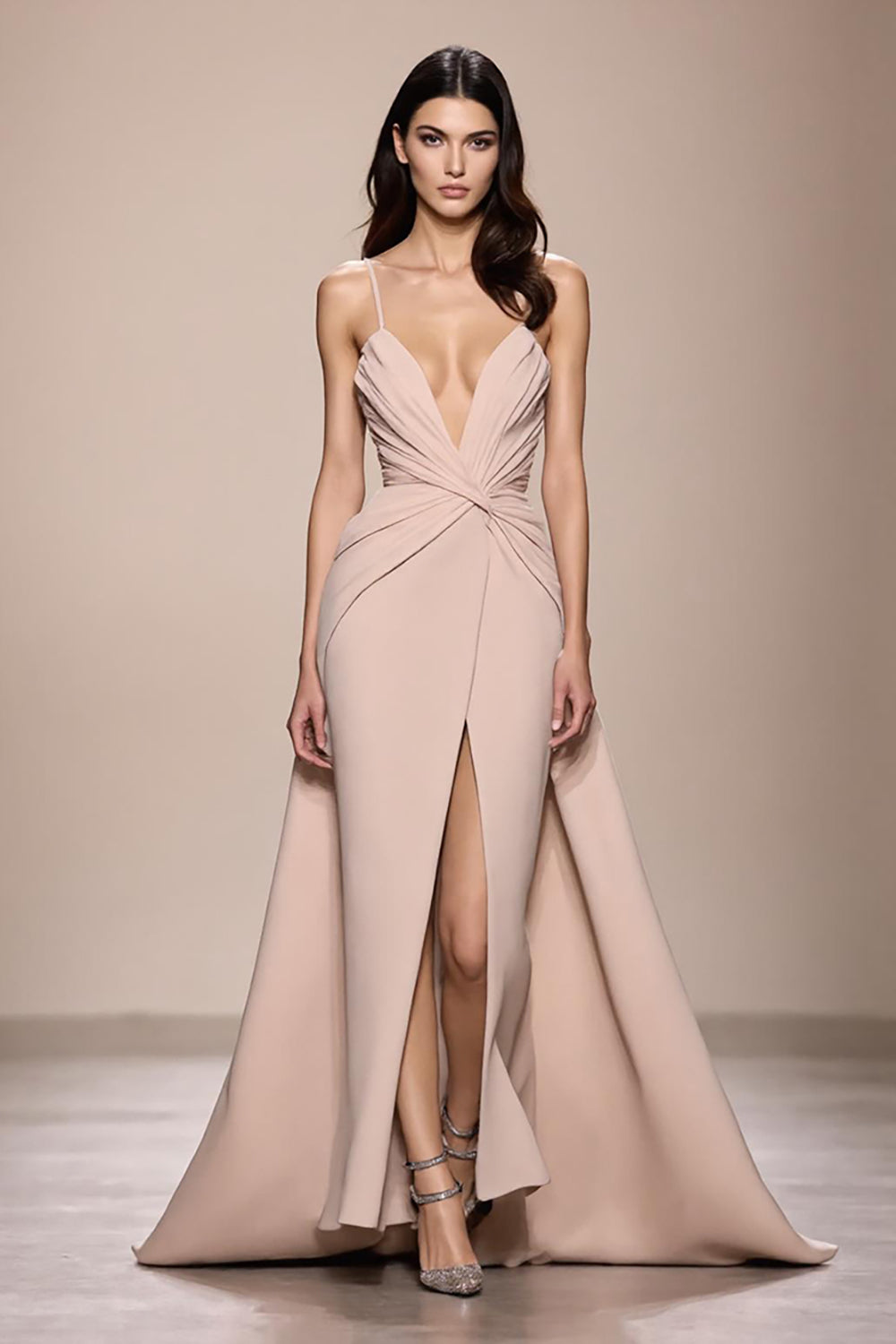 Robe de soirée froncée en satin champagne avec fente