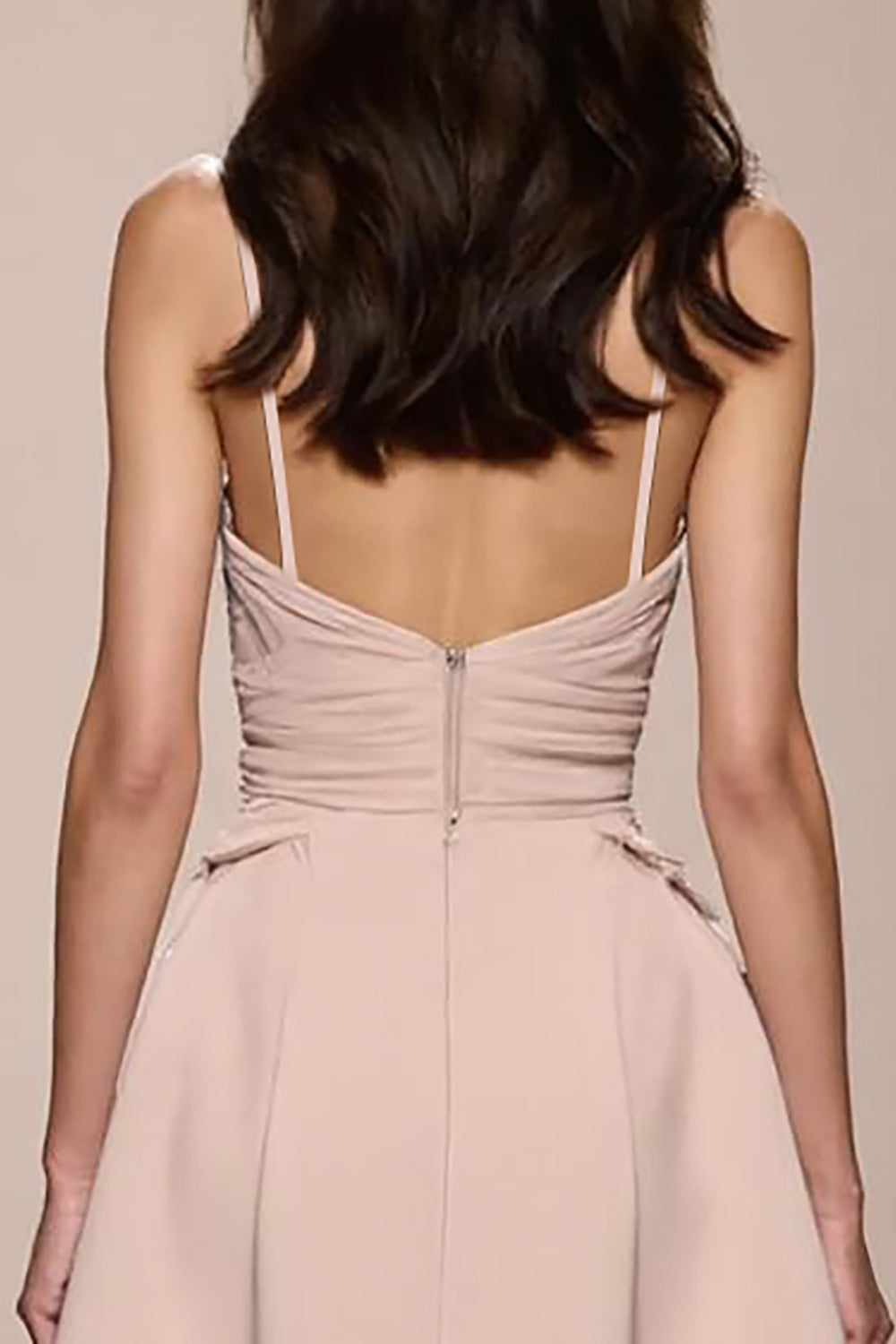 Robe de soirée froncée en satin champagne avec fente