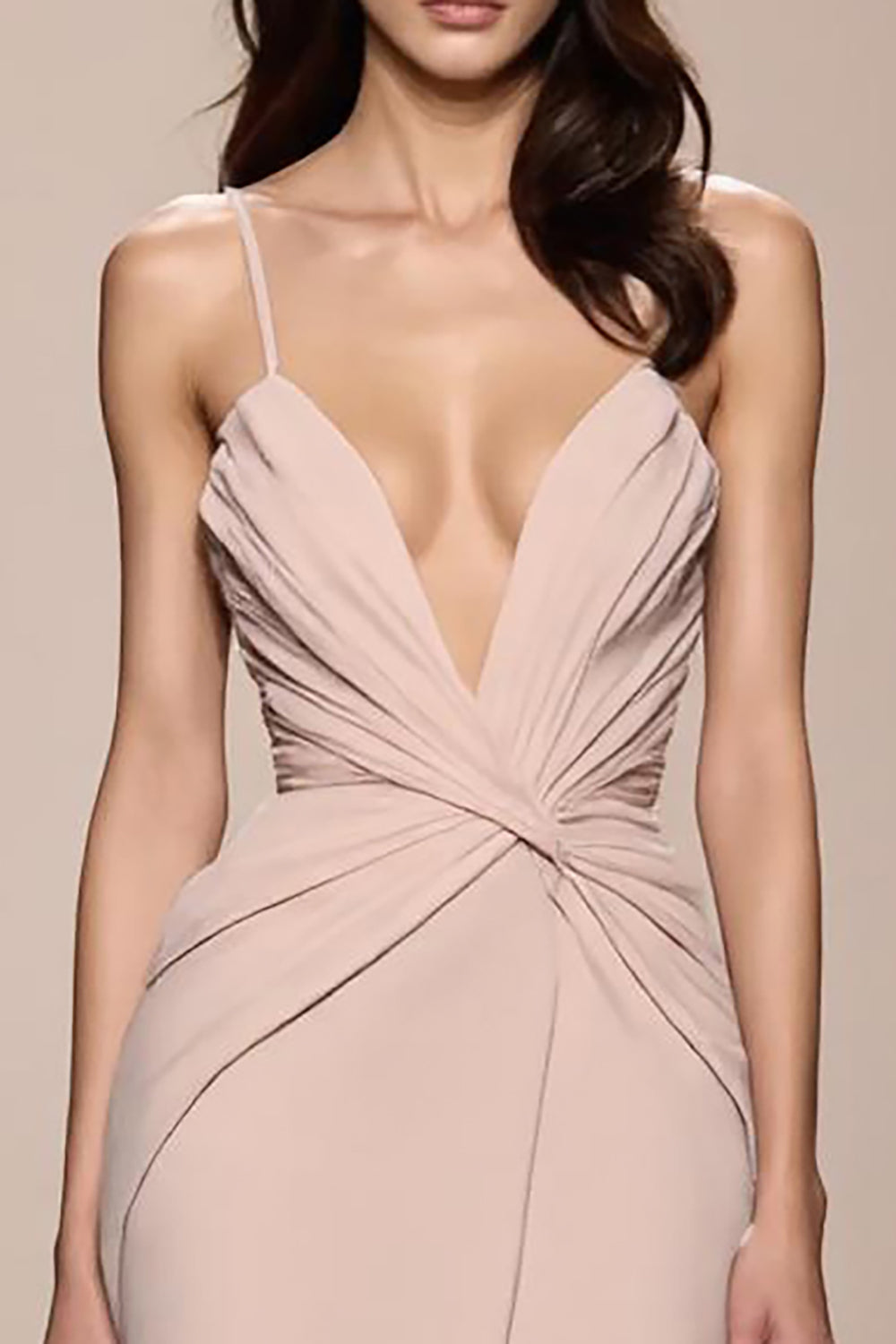 Robe de soirée froncée en satin champagne avec fente