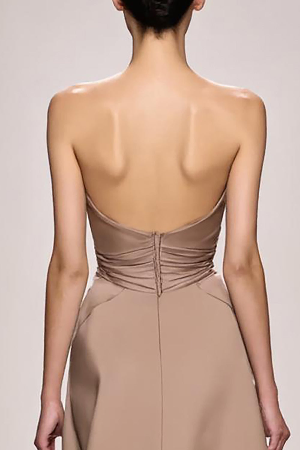 Robe de soirée longue en satin froncé sans bretelles champagne avec fente