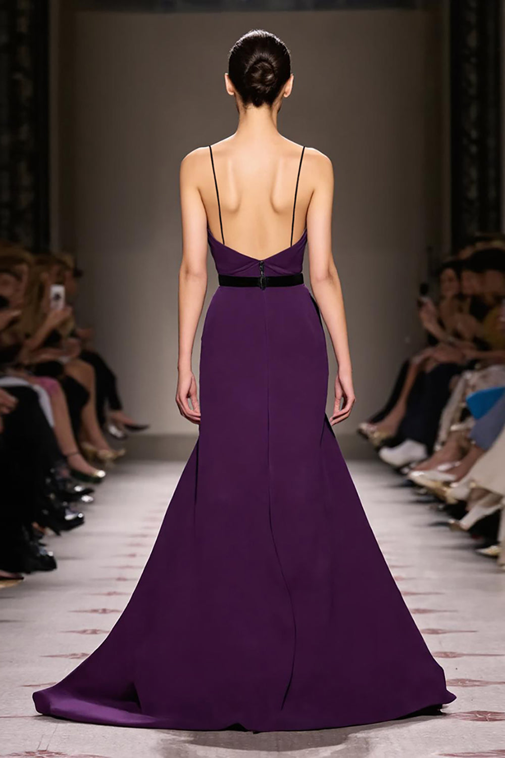 Robe de soirée longue à bretelles spaghetti en satin violet foncé