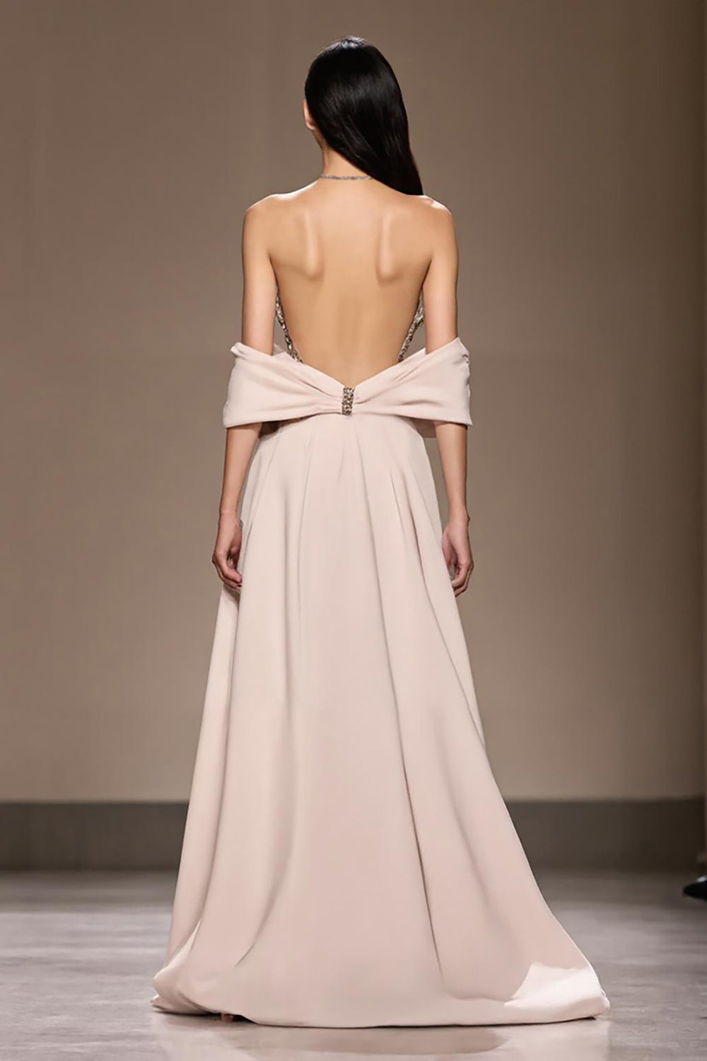Robe de soirée longue à épaules dénudées en satin ivoire avec fente