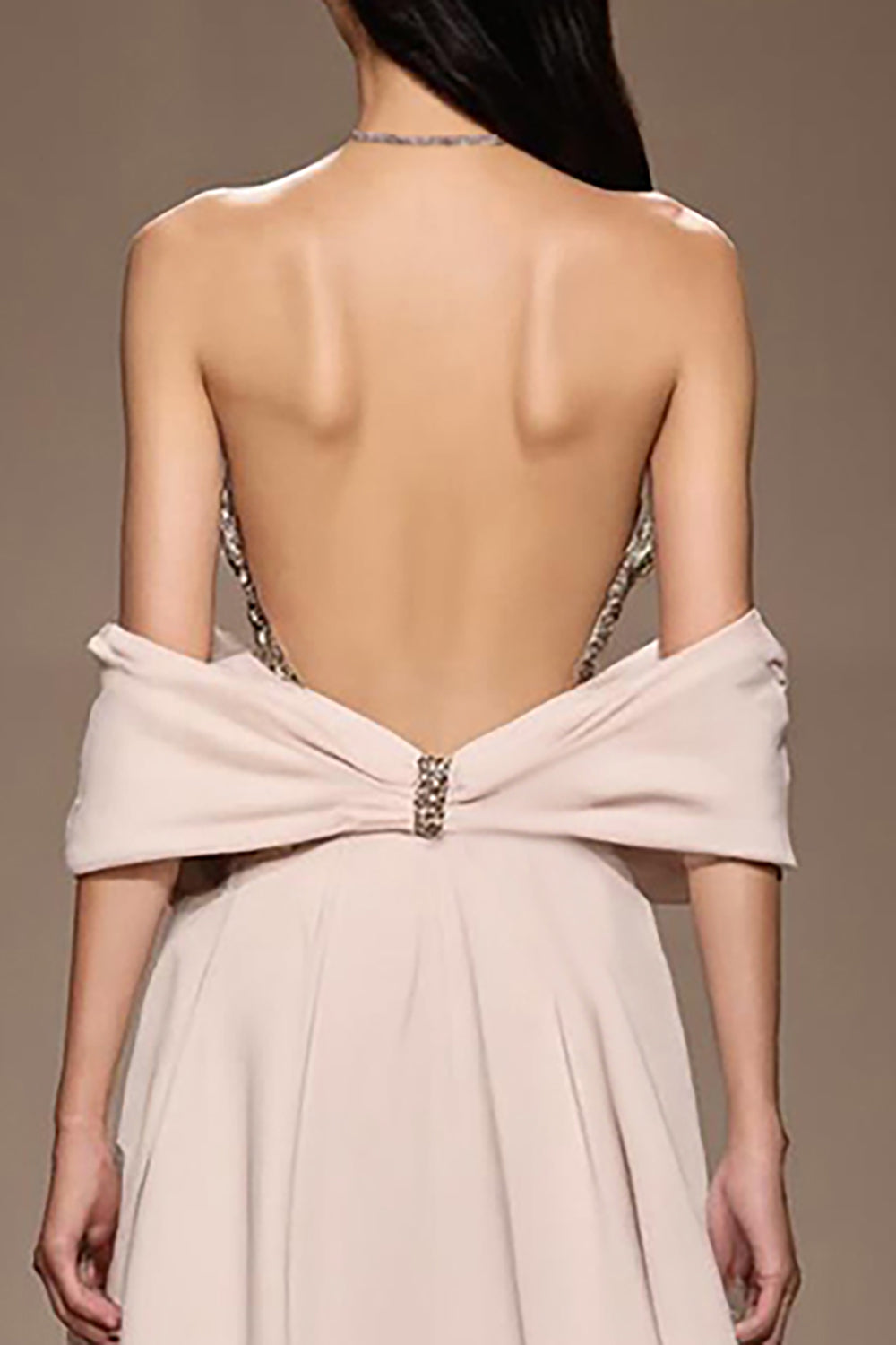 Robe de soirée longue à épaules dénudées en satin ivoire avec fente