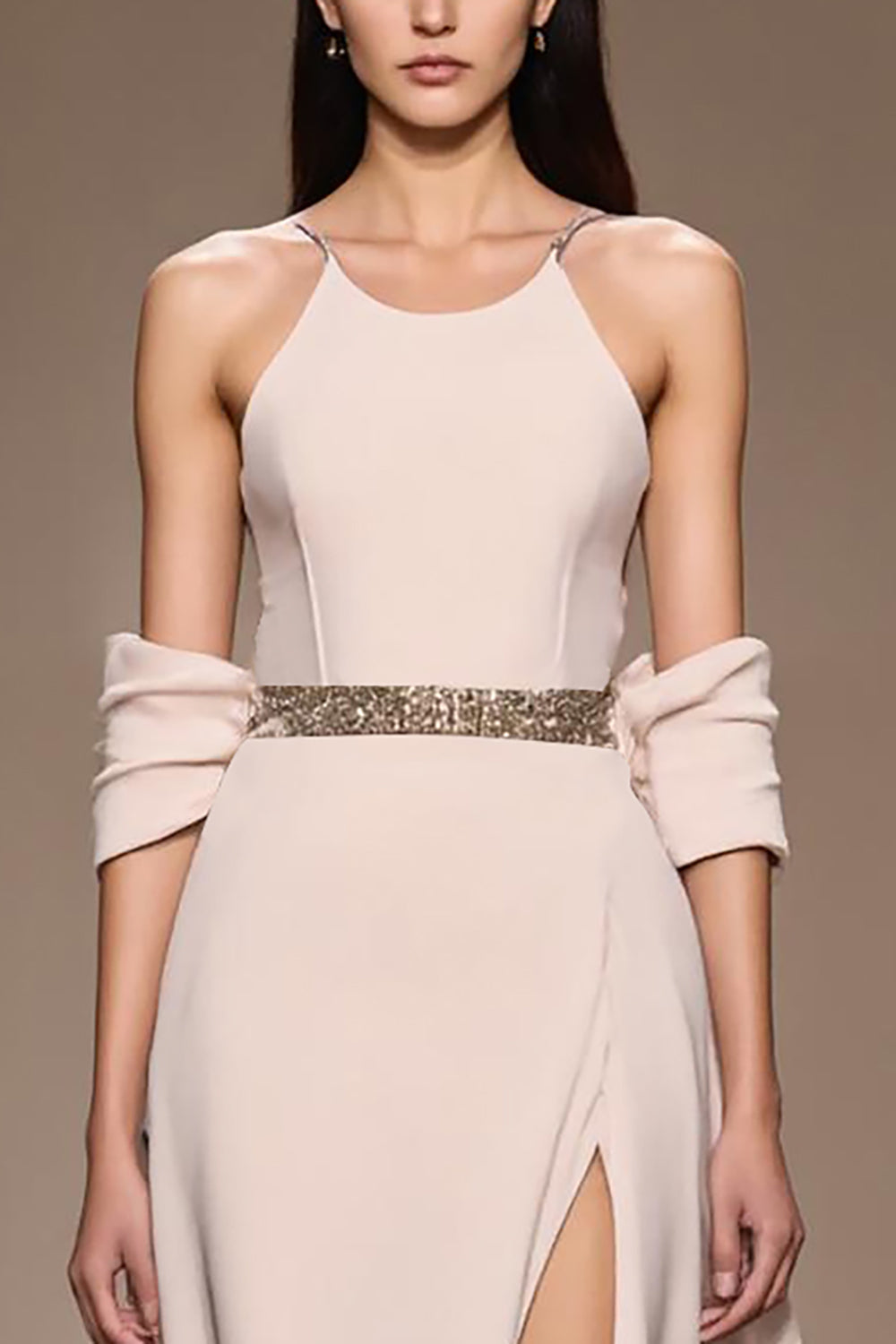 Robe de soirée longue à épaules dénudées en satin ivoire avec fente