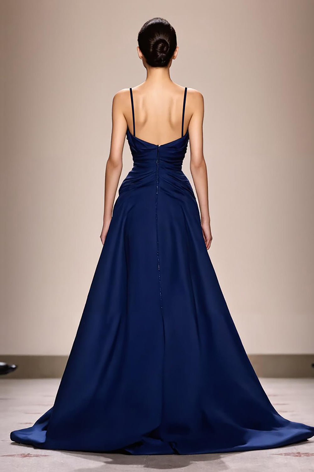 Robe de soirée trapèze en satin à bretelles spaghetti bleu foncé