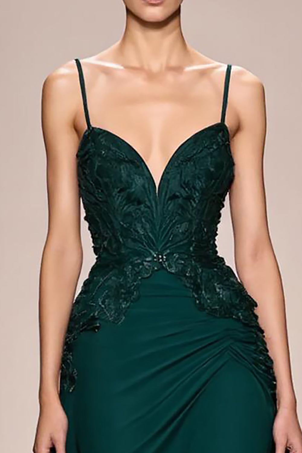 Robe de soirée longue froncée en satin trapèze vert foncé avec appliques