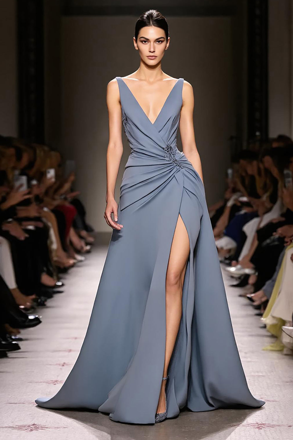 Robe de soirée longue à col en V froncé en satin bleu gris avec fente