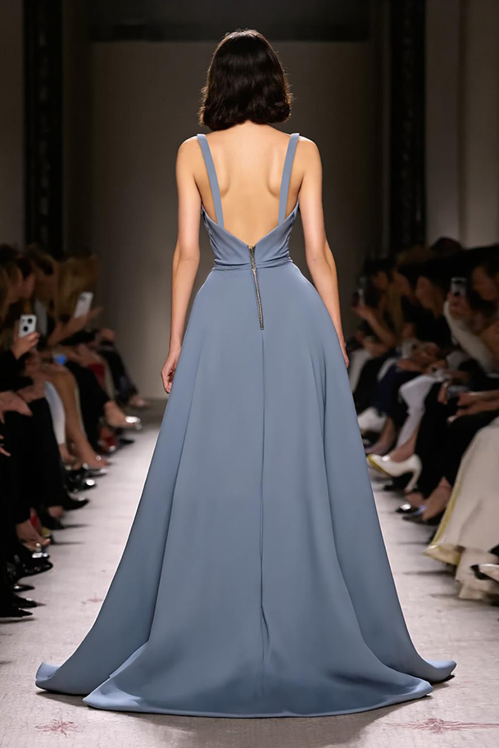 Robe de soirée longue à col en V froncé en satin bleu gris avec fente