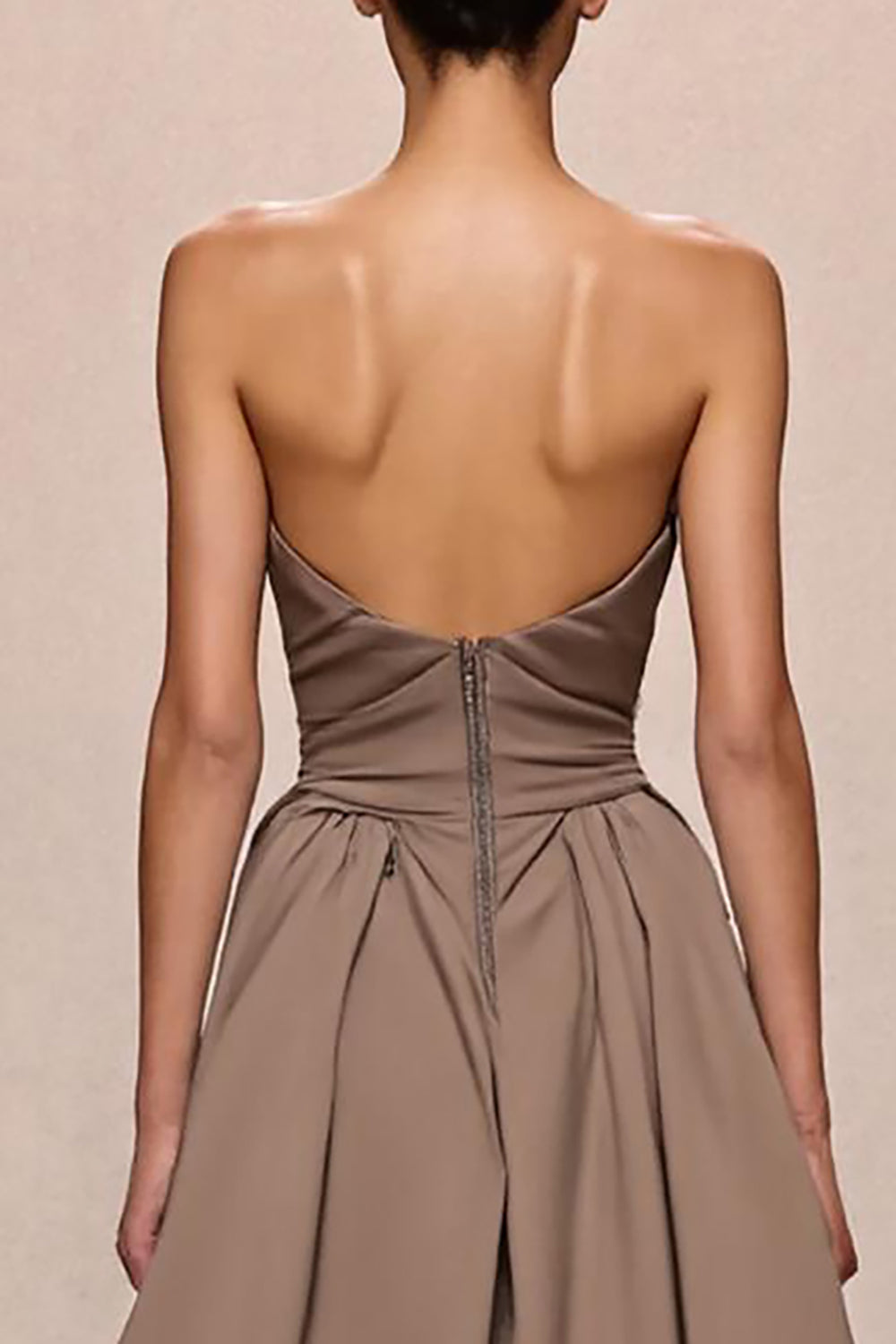 Robe de soirée longue sans bretelles froncée en satin café