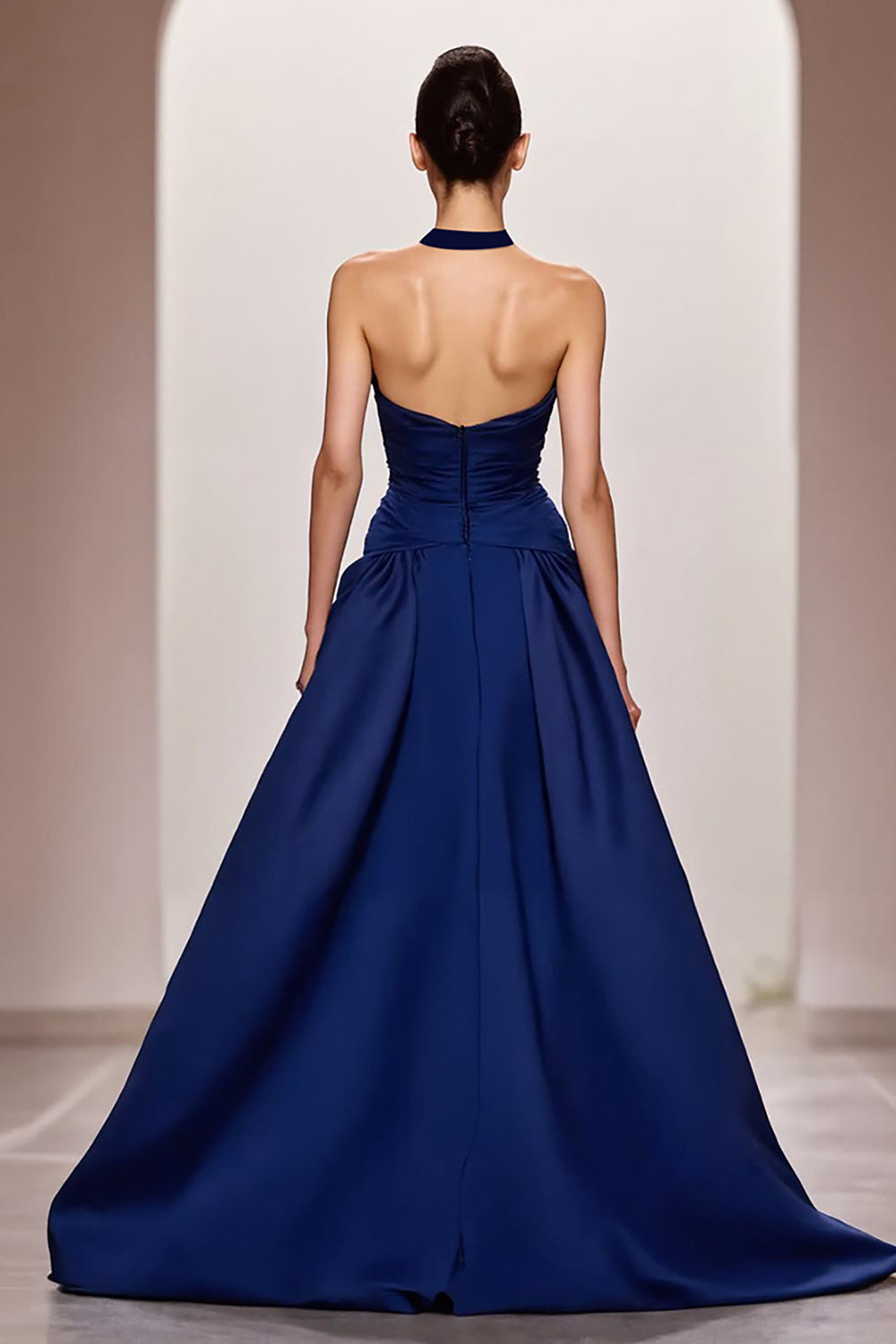 Robe de soirée longue froncée en satin trapèze bleu foncé avec fente