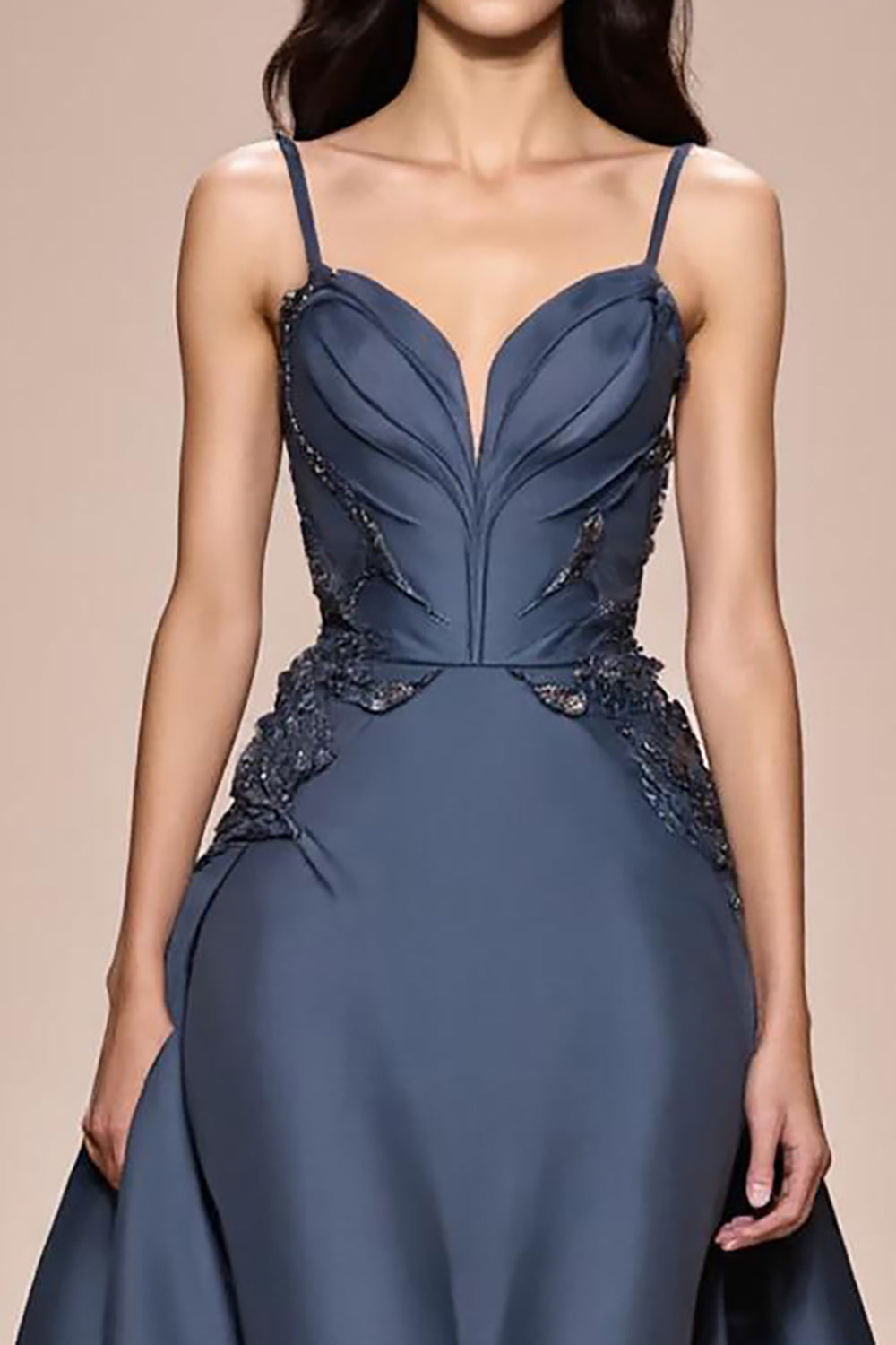 Robe de soirée longue à bretelles spaghetti en satin trapèze gris bleu avec appliques