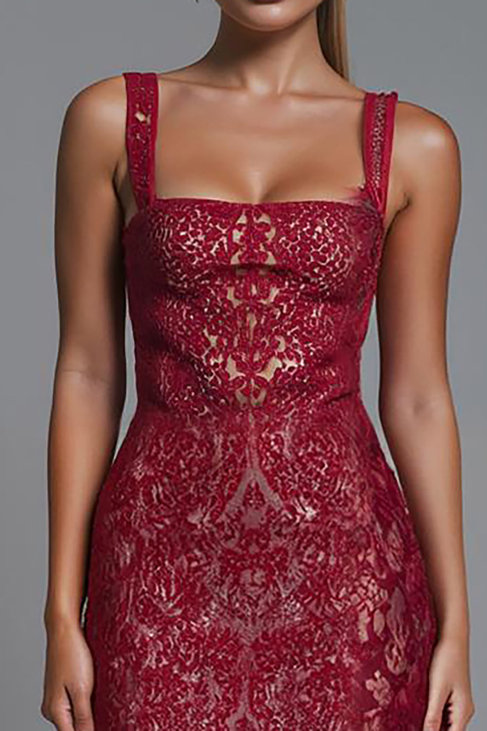 Robe de soirée fourreau à col carré en dentelle rouge foncé