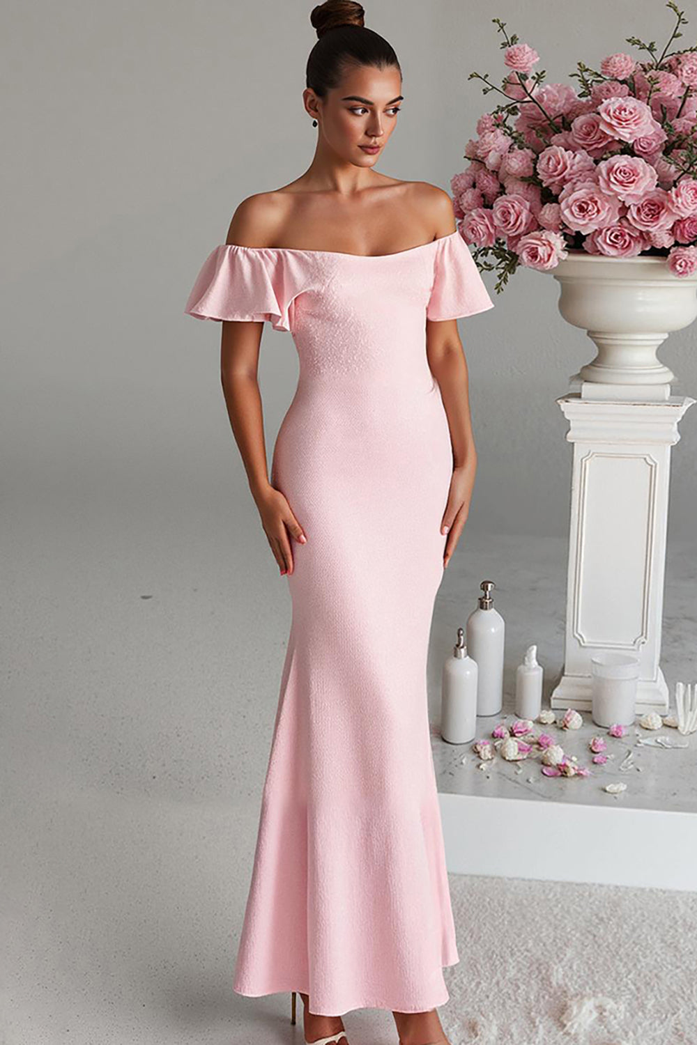 Robe de soirée en satin sirène rose clair à épaules dénudées