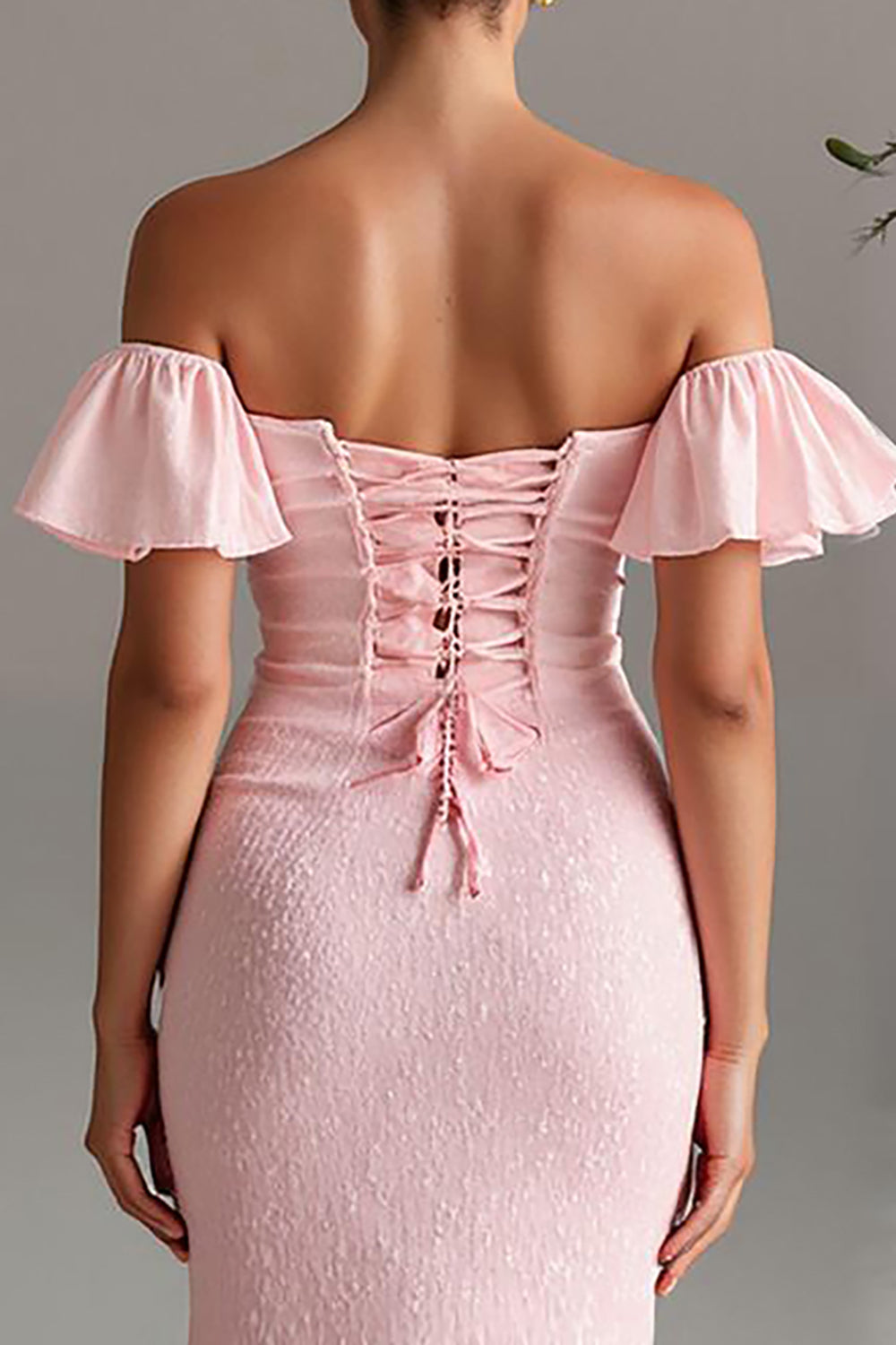 Robe de soirée en satin sirène rose clair à épaules dénudées