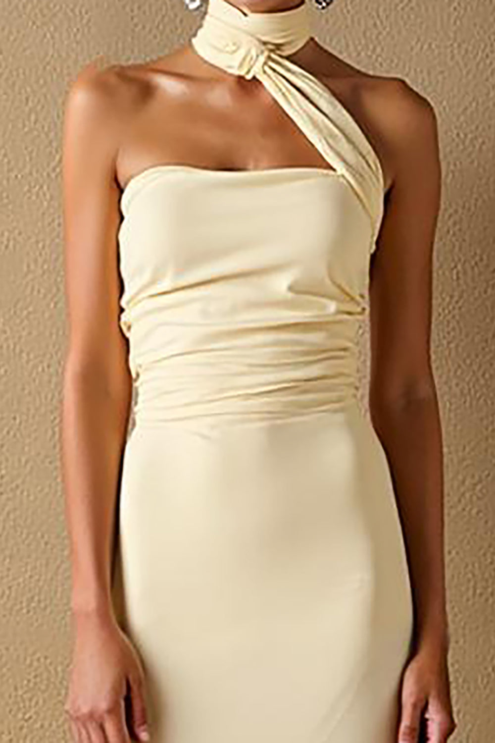 Robe de soirée longue dos nu en satin satiné jonquille