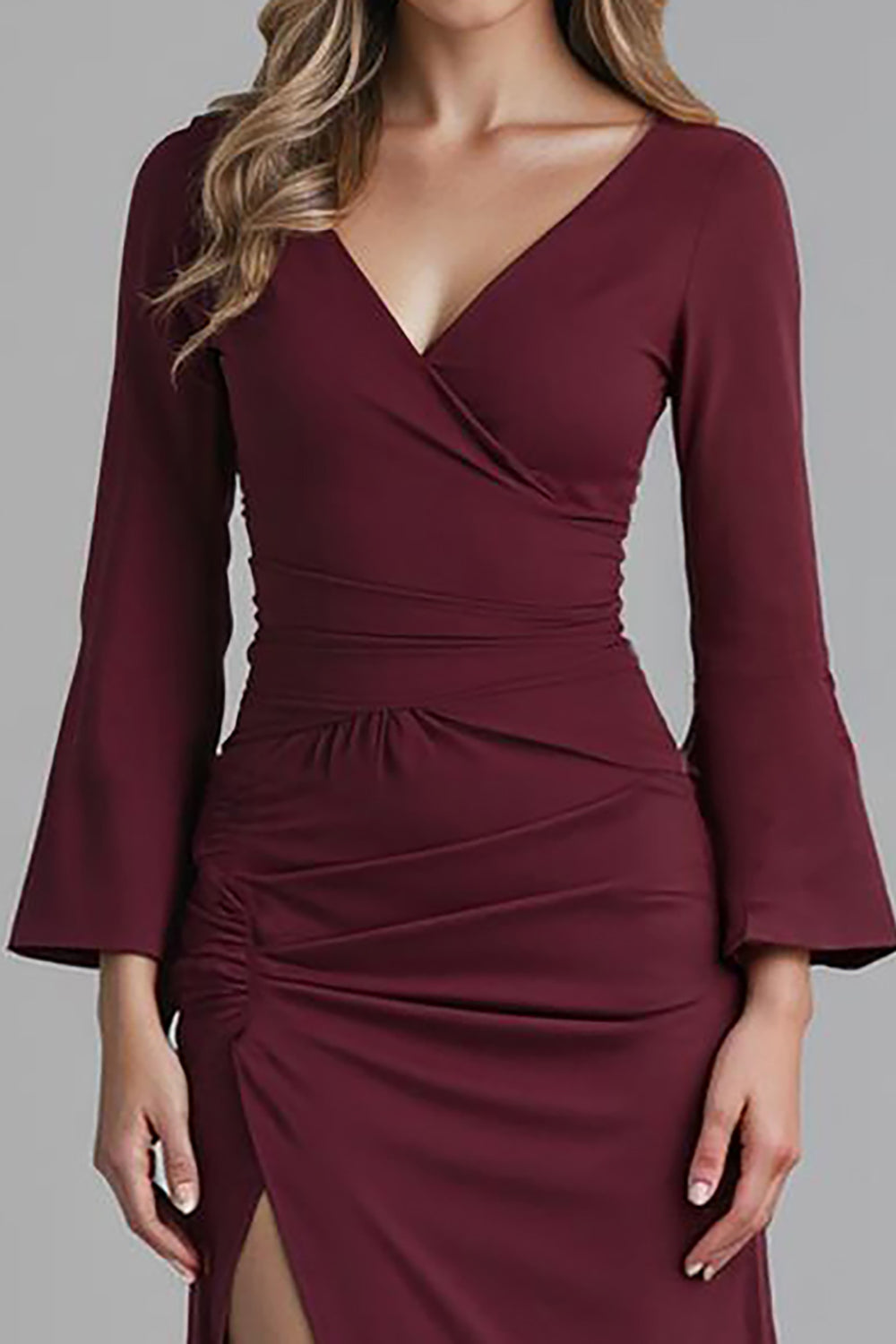 Robe de soirée sirène en satin à col en V rouge foncé avec fente