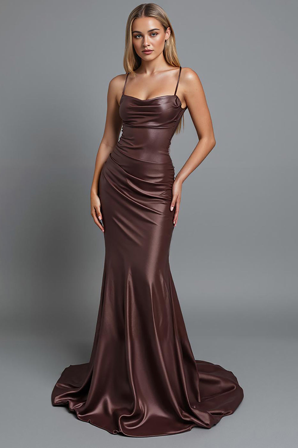 Robe de soirée longue en satin café froncée sirène spaghetti bretelles