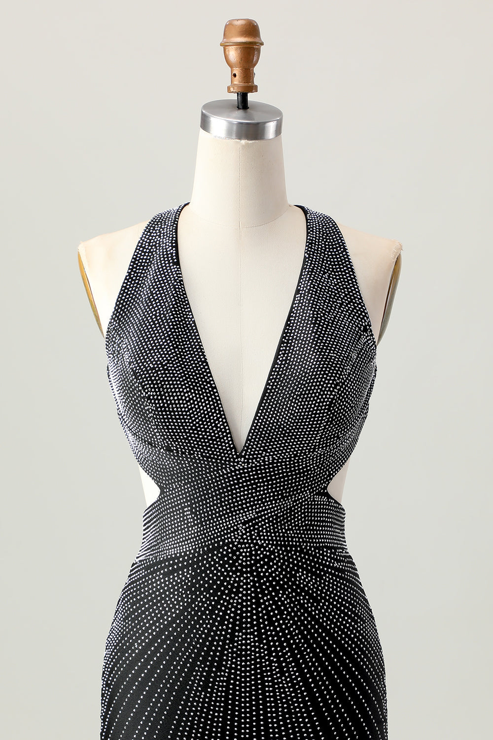Robe de bal moulante noire à col en V perlée