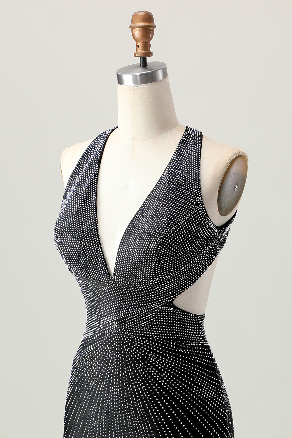 Robe de bal moulante noire à col en V perlée