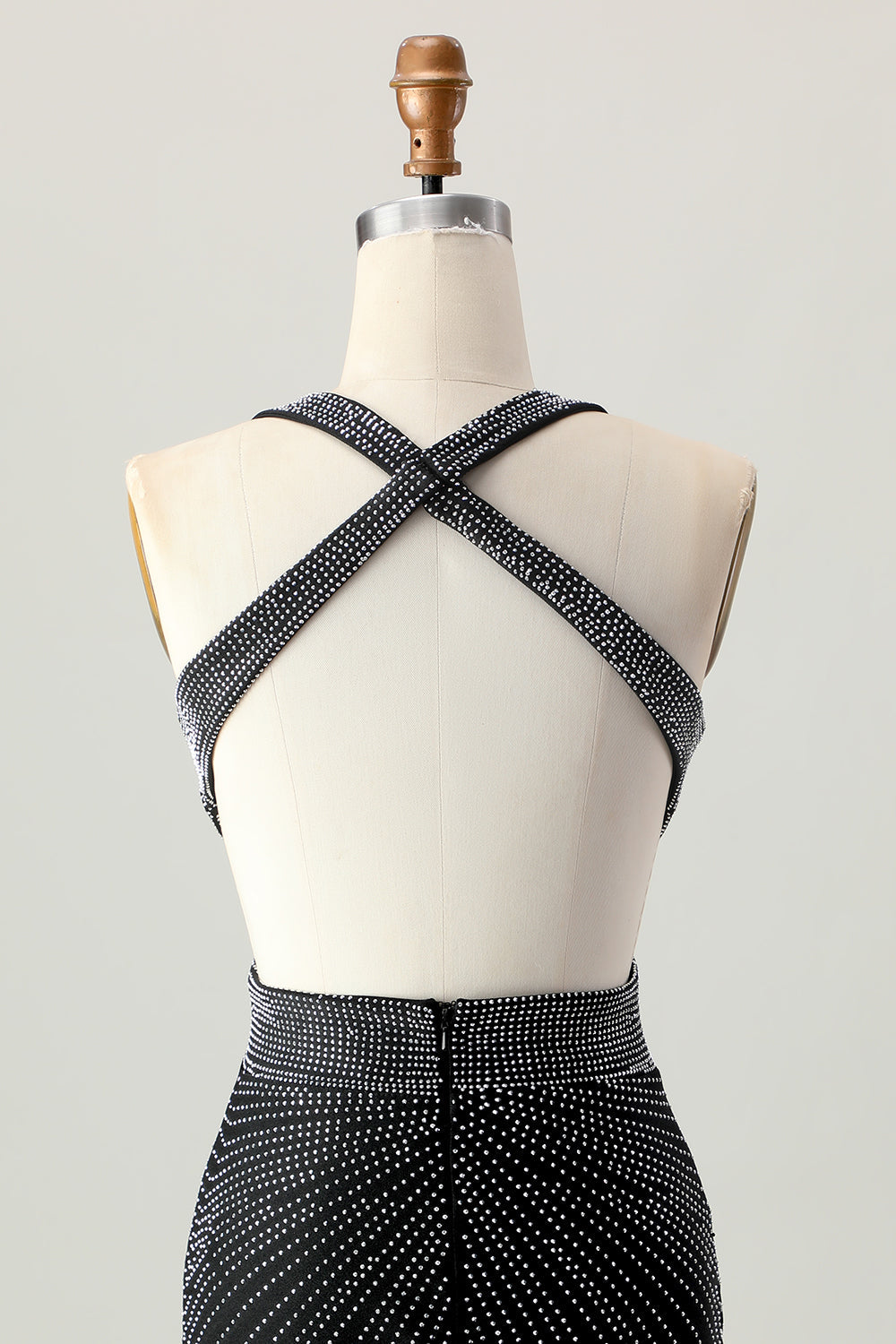 Robe de bal moulante noire à col en V perlée