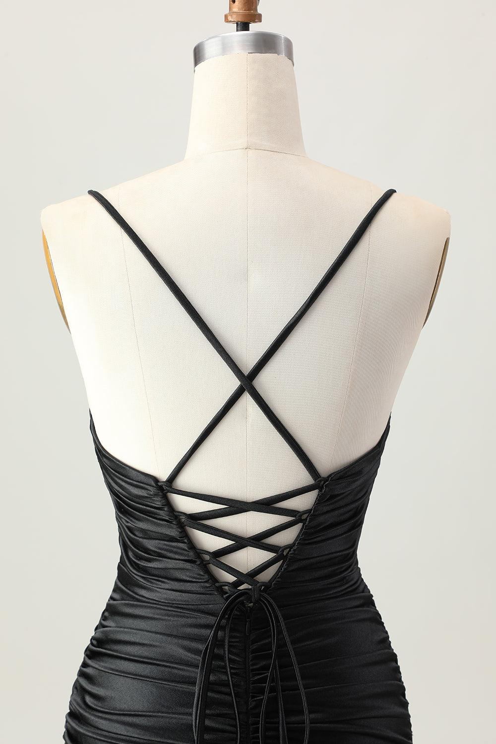 Robe de cocktail moulante kaki foncé avec découpes et dos lacé