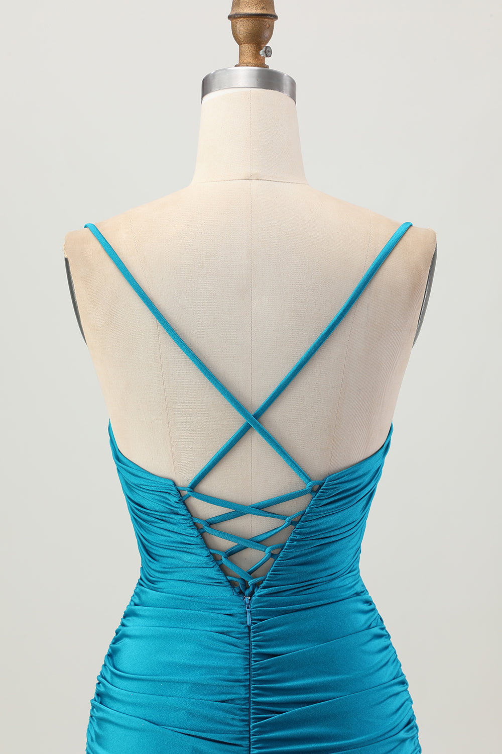 Robe de cocktail moulante kaki foncé avec découpes et dos lacé