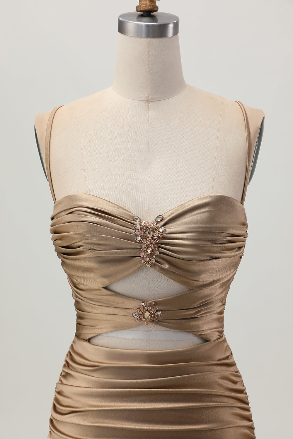 Robe de cocktail moulante kaki foncé avec découpes et dos lacé