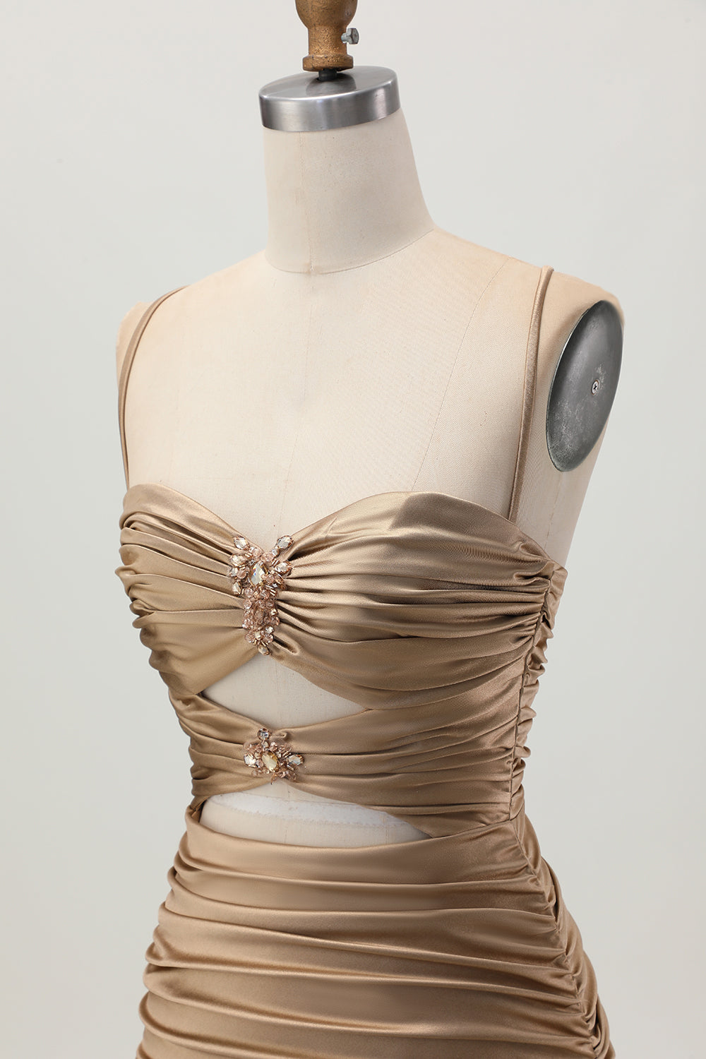 Robe de cocktail moulante kaki foncé avec découpes et dos lacé