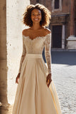 Champagne Épaule Dénudée Satin Princesse Manches Longues Balayage Train Robe de mariée avec dentelle
