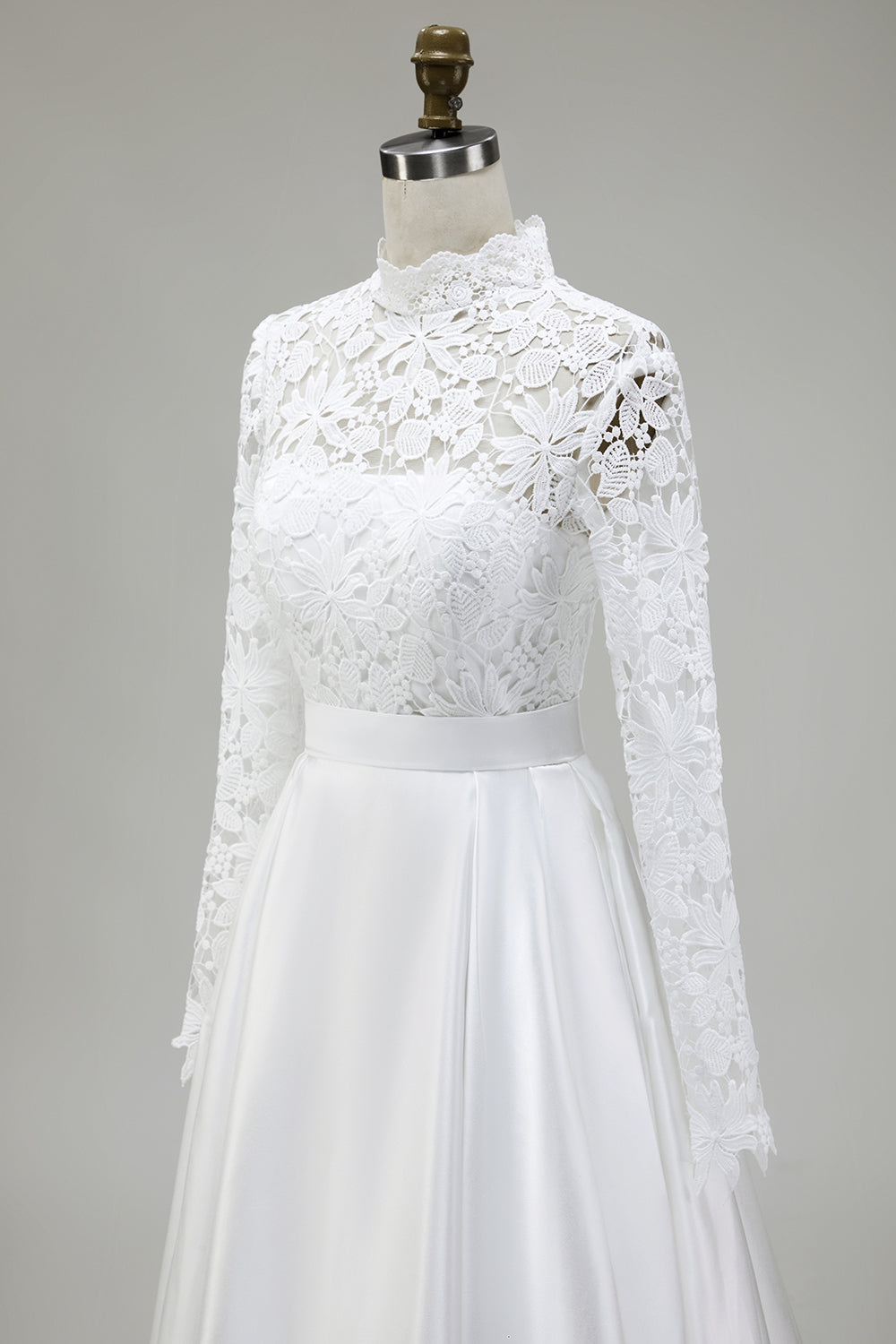 Ivoire Une Ligne Manches Longues Col Haut Balayage Train Robe de mariée avec dentelle