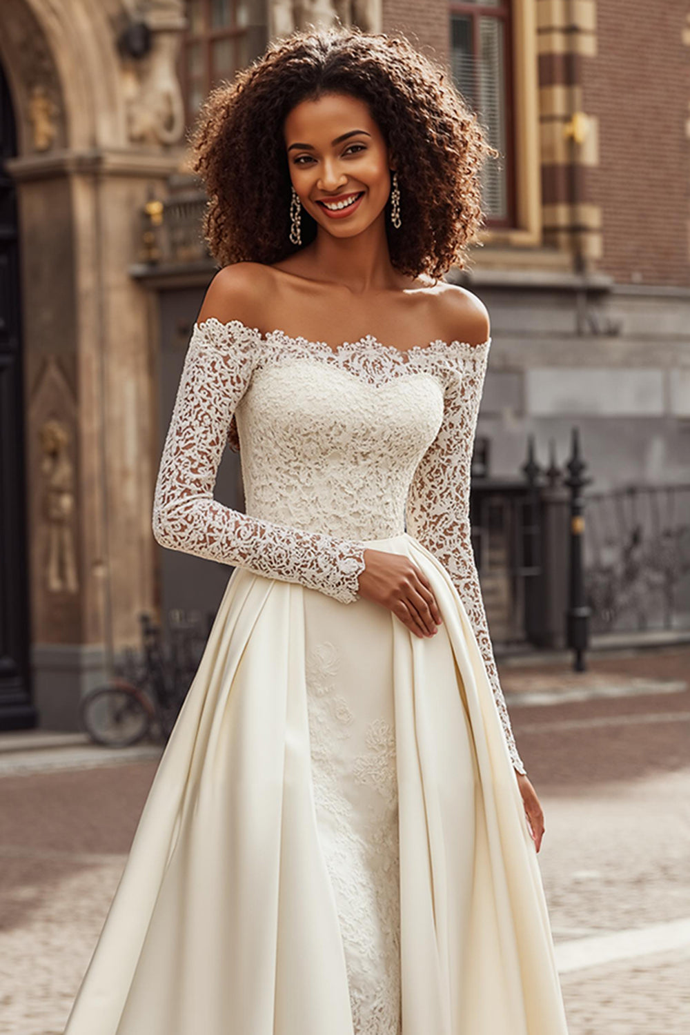 Robe de mariée trapèze ivoire à épaules dénudées en dentelle appliquée