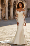 Robe de mariée à épaule dénudée en dentelle sirène ivoire appliquée à traîne de cour