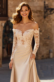 Robe de mariée sirène champagne à épaules dénudées en dentelle appliquée à la traîne de la cour