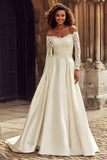 Robe de mariée trapèze à épaules dénudées en dentelle ivoire appliquée à traîne de balayage