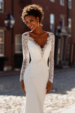 Robe de mariée sirène blanche à col en V avec traîne de cour