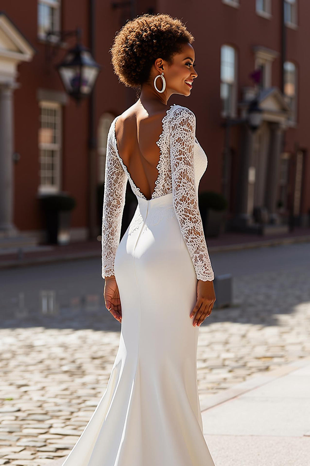 Robe de mariée sirène blanche à col en V avec traîne de cour