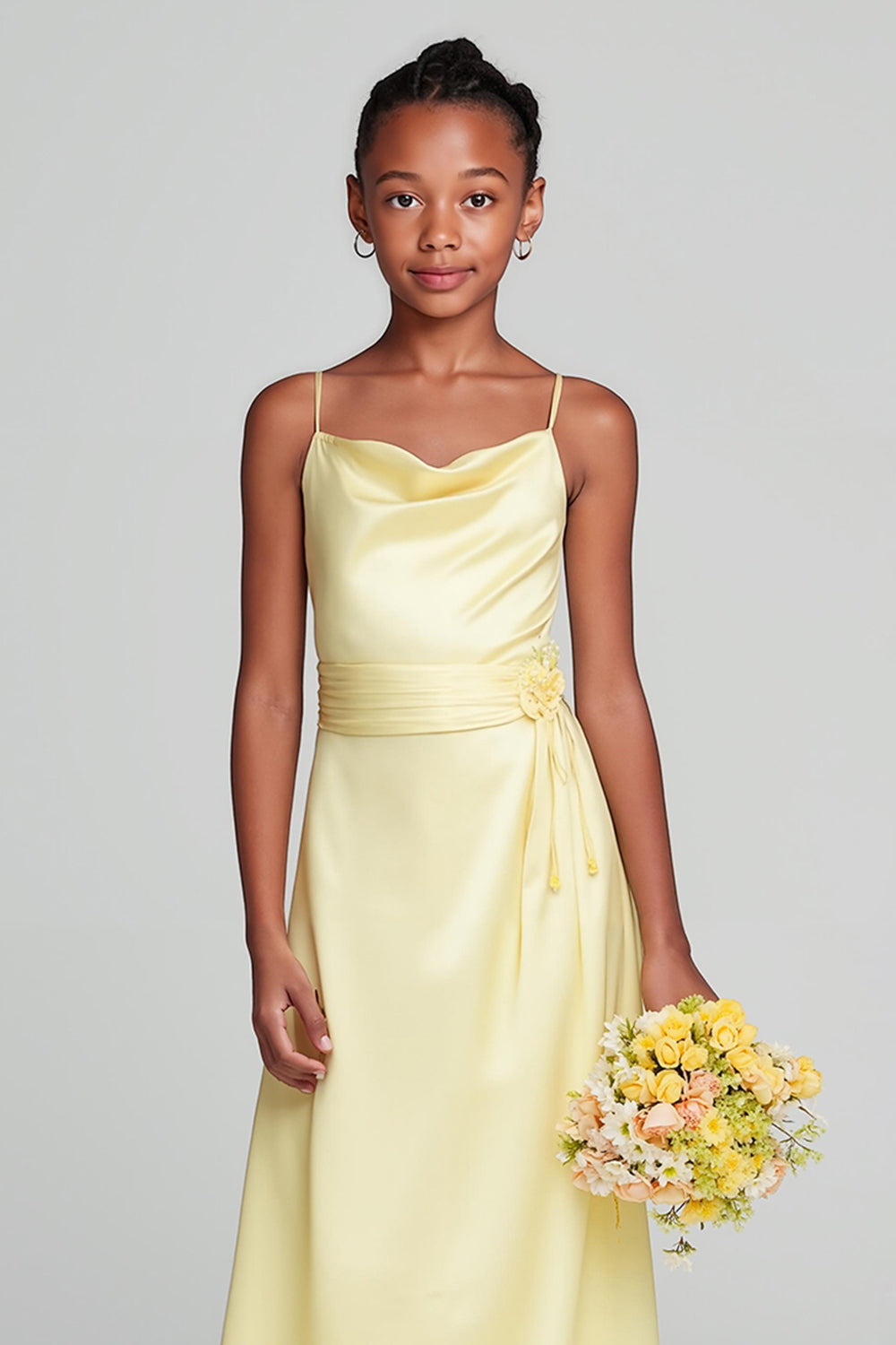 Robe longue de demoiselle d’honneur junior en satin à bretelles spaghetti jonquille