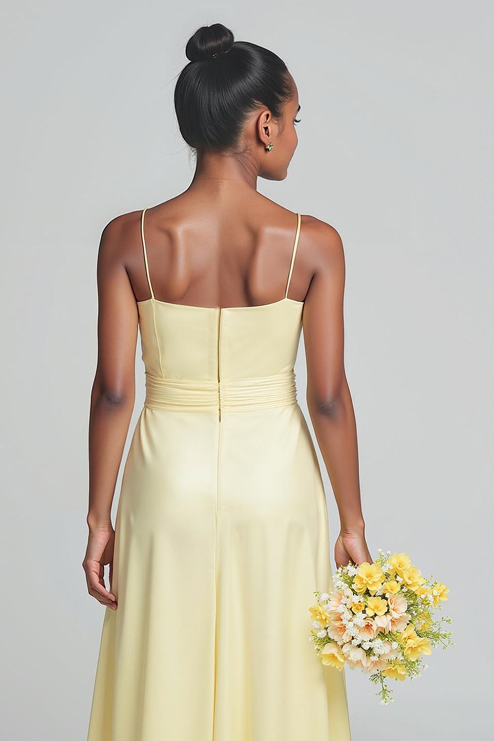 Robe longue de demoiselle d’honneur junior en satin à bretelles spaghetti jonquille