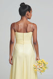Robe longue de demoiselle d’honneur junior en satin à bretelles spaghetti jonquille