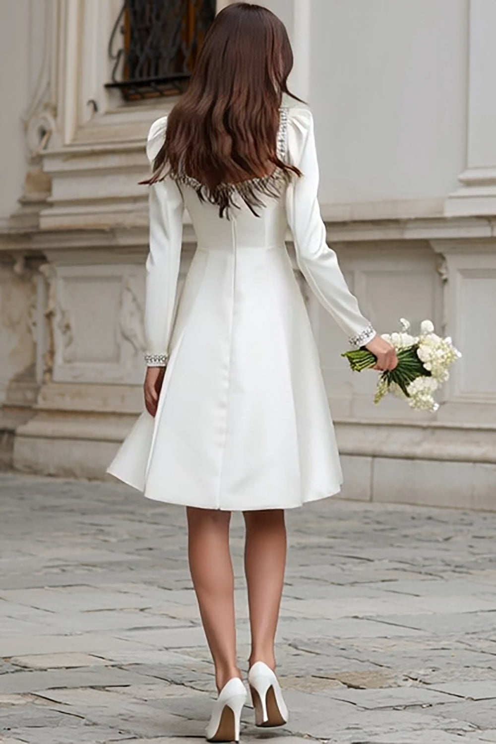 Robe trapèze en satin à encolure carrée ivoire