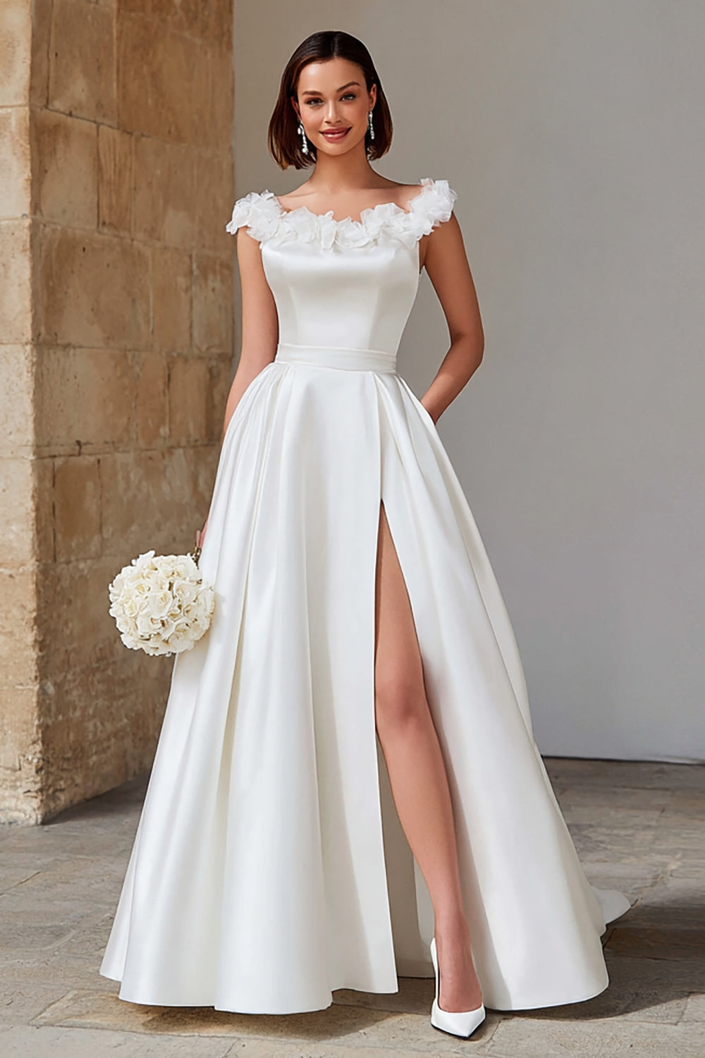 Robe de mariée en satin ivoire A Line Sweep Train avec fente