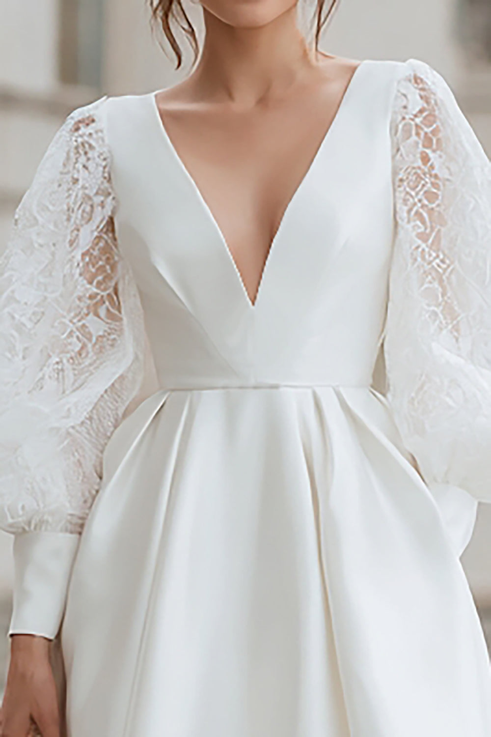 Robe de fiançailles courte en satin ivoire à col en V élégant