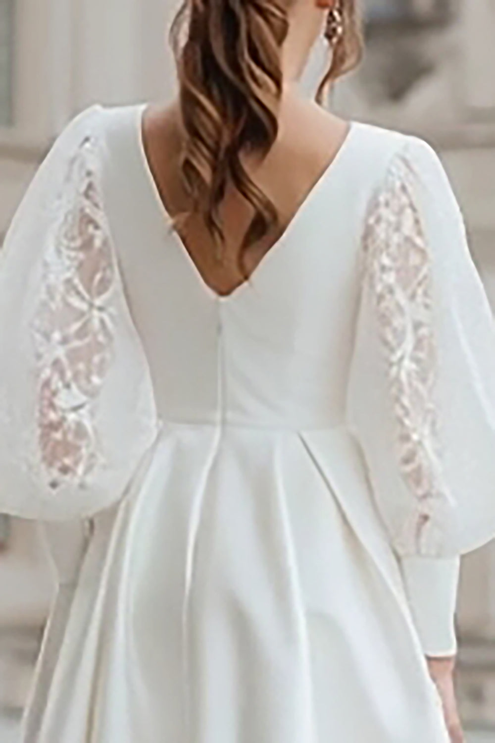 Robe de fiançailles courte en satin ivoire à col en V élégant