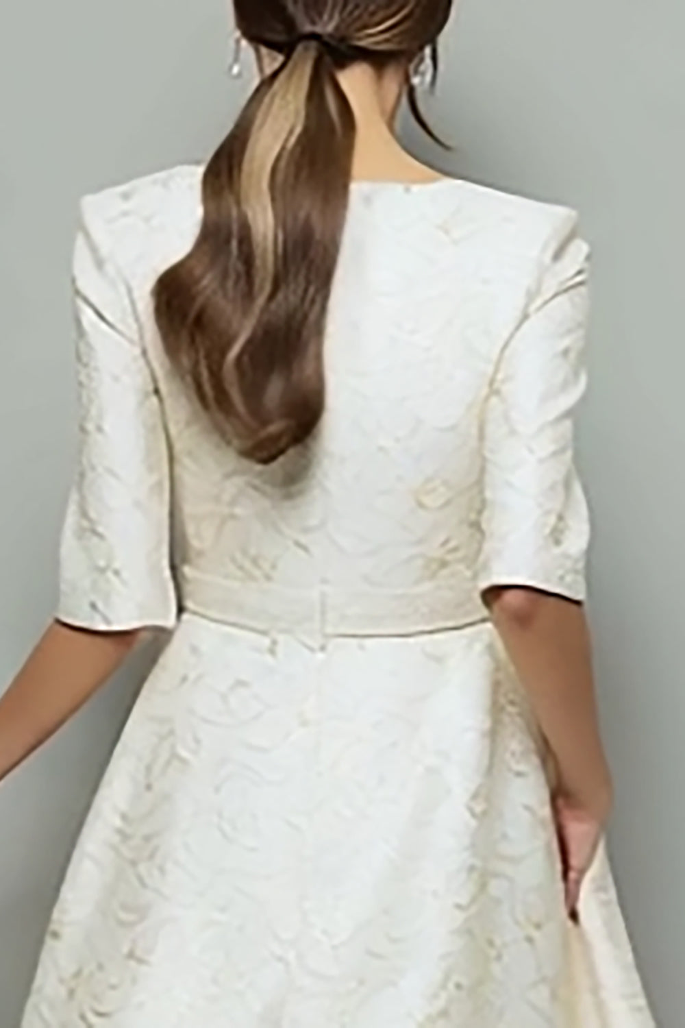 Robe de travail midi en jacquard ivoire avec ceinture