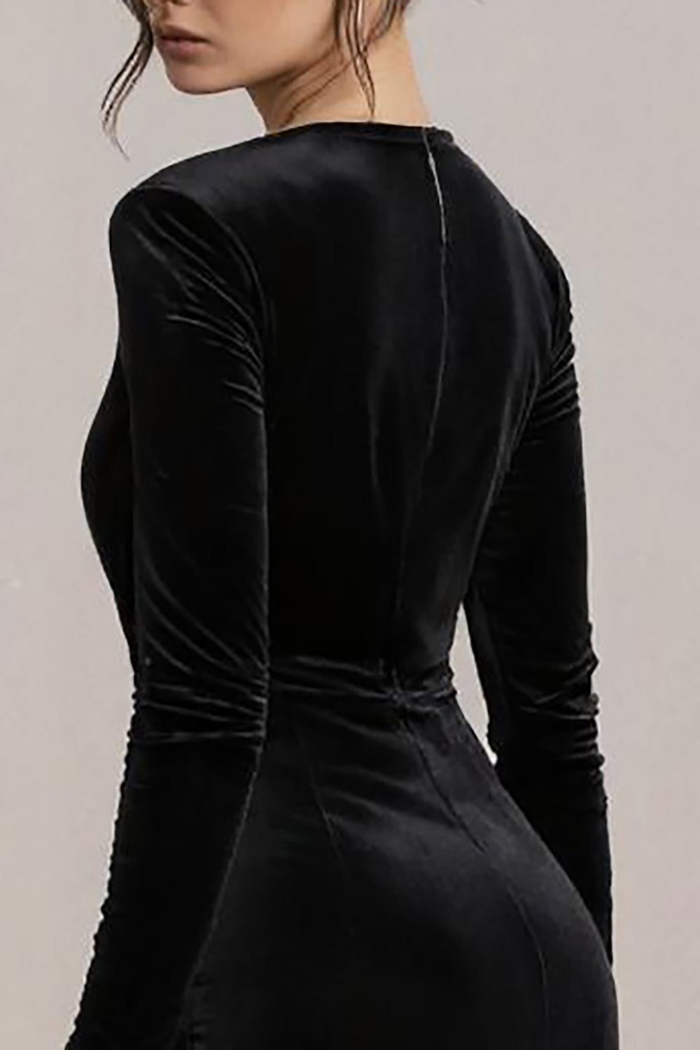 Robe de cocktail moulante à manches longues en velours noir