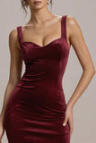 Robe formelle mi-longue moulante en velours bordeaux