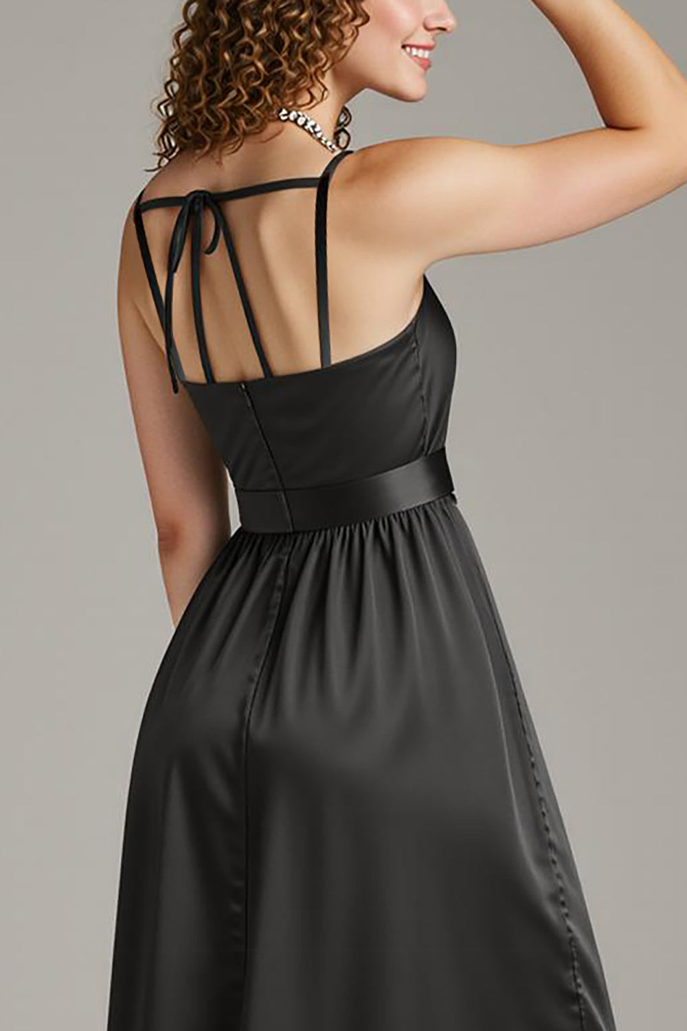 Robe longue formelle à bretelles spaghetti en satin noir avec fente