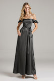 Robe longue formelle en satin noir à épaules dénudées avec volants