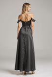 Robe longue formelle en satin noir à épaules dénudées avec volants