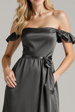 Robe longue formelle en satin noir à épaules dénudées avec volants